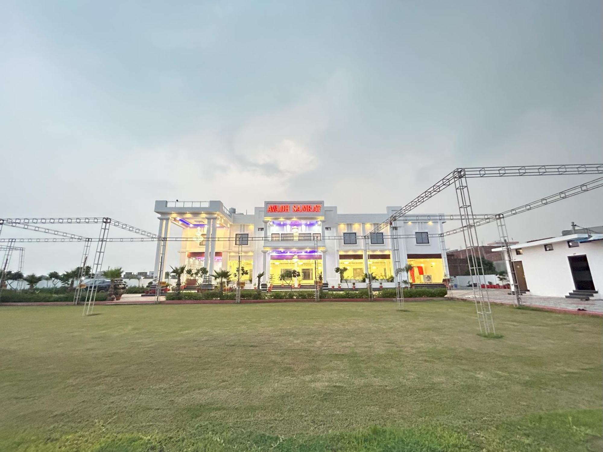 Awadh Samrat Resort Ayodhya Kültér fotó
