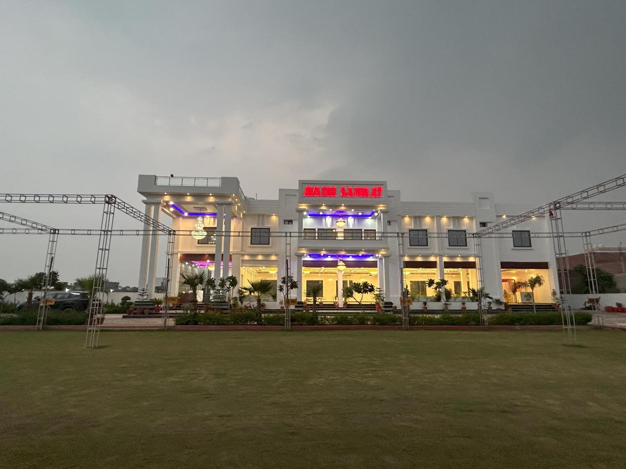 Awadh Samrat Resort Ayodhya Kültér fotó